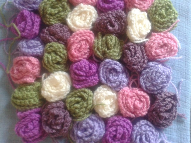 these little roses are gorgeous to hook