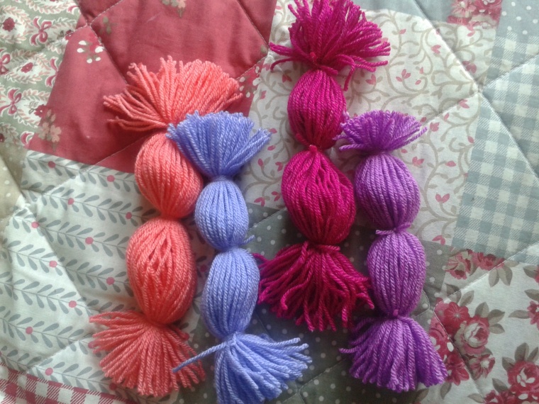 making several pompoms all at once