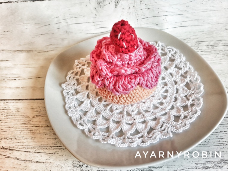 crochet cupcake